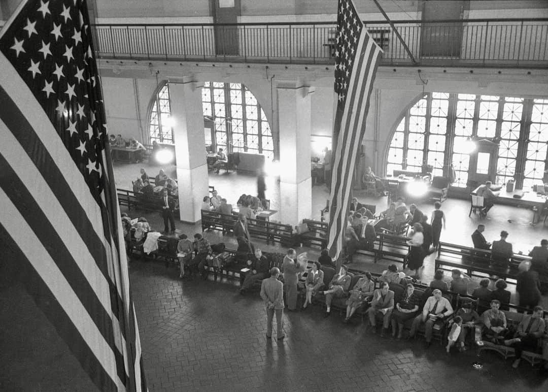 lifeさんのインスタグラム写真 - (lifeInstagram)「On this day in History - November 12, 1954, Ellis Island closed.   The gateway to America shut its doors sixty-nine years ago today after processing more than 12 million immigrants into the United States since its opening in 1892.   Click the link in our bio to see rare photos from Ellis Island from the LIFE Archive.   (📷 Hansel Meith, Alfred Eisenstaedt/LIFE Picture Collection)  #LIFEMagazine #LIFEArchive #LIFEPictureCollection #EllisIsland #NewYork #NYC #HanselMeith #AlfredEisenstaedt #1950s #OnThisDay #USHistory」11月13日 1時05分 - life