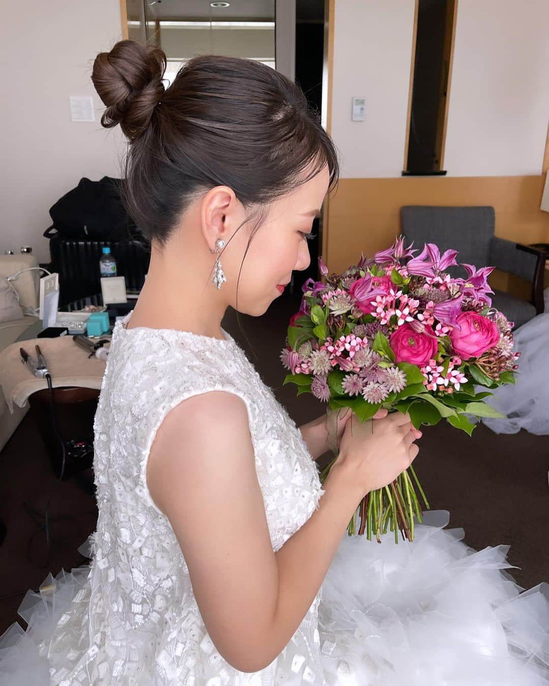 野口忍 hair make upさんのインスタグラム写真 - (野口忍 hair make upInstagram)「ブライダルに特化した ヘアメンテナンスで 上品さとオシャレさをプラス。 艶と潤い髪へ。 韓国風新郎様カットも お任せ頂きました！ @atren.deu_fukushima  @peterlangner 高級感とモダンを兼ね備えたドレス👗  堅実さと男らしさと ユーモアを兼ね備えてる 素敵スピーチ👍  改めてyutaさん、ricoさん 本当におめでとうございました🎉 ゴルフ是非行きたいです⛳️ 新婚旅行楽しんできてください🙌  @satomi_hairmake @atren.deu_fukushima @jin_withaffection @shinji_morita_photography  ブライダルメンテナンスはこちら @atren.deu.salon　 セルフ前撮りはこちら @atren.deu.wedding 新郎様メンテナンスはこちら @atren_deu_homme ･･─･･─･･─･･─･･─･ #ブライダルメンテナンス #結婚式#前撮り#後撮り  ･･─･･─･･─･･─･･─･ ◽️ブライダルメンテナンス𝐌𝐄𝐍𝐔 ☑︎𝒃𝒓𝒊𝒅𝒂𝒍 𝒗𝒆𝒊𝒍 𝒄𝒐𝒍𝒐𝒓 　 透明感を出したい花嫁様は 【𝒃𝒓𝒊𝒅𝒂𝒍 𝒘 𝒄𝒐𝒍𝒐𝒓 】 透明感&立体感を出したい花嫁様は 【𝒃𝒓𝒊𝒅𝒂𝒍 𝒉𝒊𝒈𝒉𝒍𝒊𝒈𝒉𝒕 𝒄𝒐𝒍𝒐𝒓】  こちらで予約お願い致します。 　 ☑︎𝒃𝒓𝒊𝒅𝒂𝒍 𝒄𝒖𝒕  華やかなポニーテール、ハーフアップ、上品で洗練されたダウンスタイルをご希望の花嫁様。 タキシードに合わせたフォーマル、スタイリッシュ、モダンなメンズヘアご希望の新郎様。  ☑︎𝒃𝒓𝒊𝒅𝒂𝒍 𝒕𝒓𝒆𝒂𝒕𝒎𝒆𝒏𝒕 　 ・ブライダルトリートメント ・ブライダル髪質改善トリートメント  　 ◽️使用スタイリング剤 　 【𝑨𝑻𝑹𝑬𝑵 𝑫𝑬𝑼 𝑺𝑯𝑨𝑴𝑷𝑶𝑶】  キューティクルを整え艶感を保つブライダルシャンプー  #花嫁美容#花嫁ヘアスタイル#結婚式#ブライダルヘアメイク#式場見学#お色直し#ブーケ#セルフフォト#韓国ヘアメイク#入籍#ドレス迷子#プロポーズ#結婚指輪#パレス花嫁#東京會舘花嫁#韓国」11月13日 0時45分 - shinobunbunmaru_atren_deu