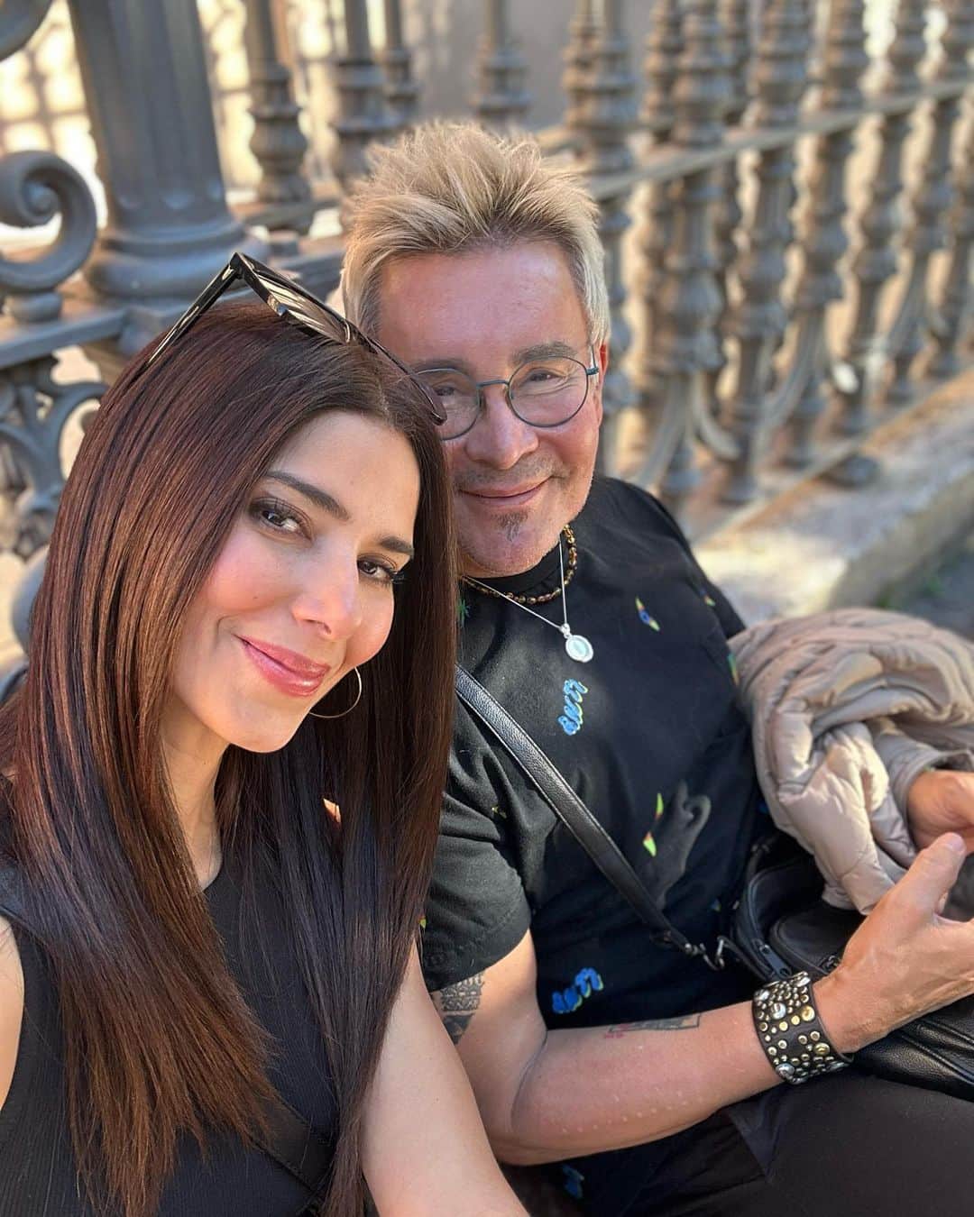 ロゼリン・サンチェスのインスタグラム：「With my partner in crime!! Good crime though! Working mode! Let’s get it done @joebonillaoficial   Sexta vez co-animando los @latingrammys  La vida y mis ángeles siempre conspirando conmigo.  What can I say… GRACIAS 🙏💫  #sevilla」
