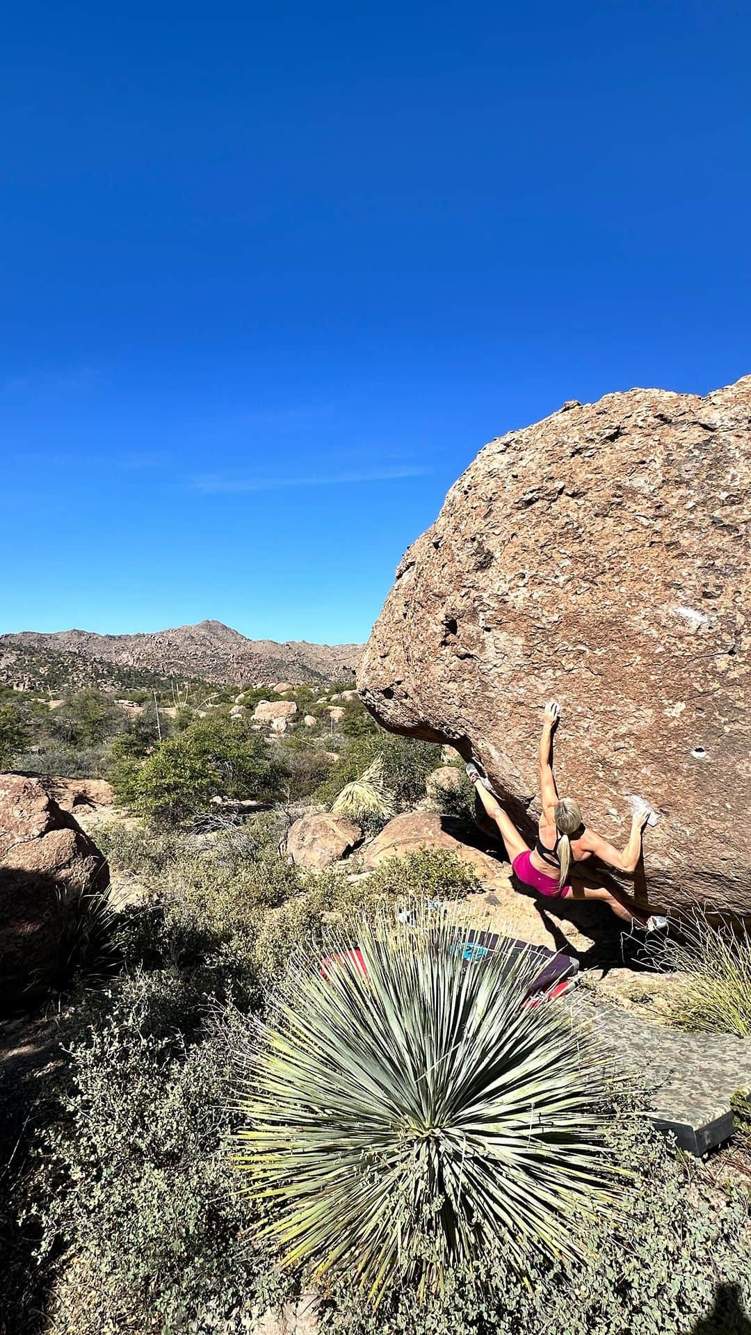 シエラ・ブレア・コイルのインスタグラム：「Getting chalked up with @oncrux_official on the first day of the season at Oak Flat 🥵 No sends, but lots of hard trying and lots of losing skin 😉   Use the code SBC20 for 20% off your @oncrux_official order 🔥   🎥: @queencreekbouldering」