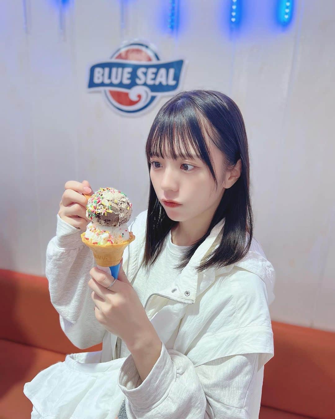 日南遥のインスタグラム：「🍨 ⁡ こんばんは〜 ⁡ ⁡ 沖縄の写真ラストです🌺 ⁡ ブルーシールアイスのちんすこう味が美味しくて 遠征中たくさん食べちゃいました( ᵕᴗᵕ ) カラースプレーをトッピング出来ちゃうの嬉しかったー！！ ⁡ 食べたいものを好きなだけ食べられる 大人って素晴らしい(?) ⁡ ⁡ ⁡ 今日は、静大祭ありがとうございました！ ⁡ 会いに来てくれたぽたくさんはもちろん 初めましての学生さんもたくさんで とっても嬉しかったです(˶'ᵕ'˶) ⁡ 久しぶりの静岡だったんですけど、 隣の県なだけあってやっぱり近いですね🤝🏻 もっと来たいなって思ったし 再来週のツアー静岡がより楽しみになりました！ ⁡ かなり寒かったと思うので、 あったかくして寝てくださいね🛌 ⁡ 私はちゃんと湯船に浸かってぽかぽかです🛀 ⁡ ⁡ 少し振り返ると、 今年はたくさん学祭に おじゃまさせて頂いたなーと！ どの学祭も楽しかったし、良い経験でした🪿🪿 ⁡ 一緒に思い出作ってくれたぽたくさん 本当にありがとう！🍊 ⁡ ⁡ ⁡ 日曜日おつかれさまでした！ 明日からまた1週間ほどよくがんばろうね⚐⚑ またあした〜」