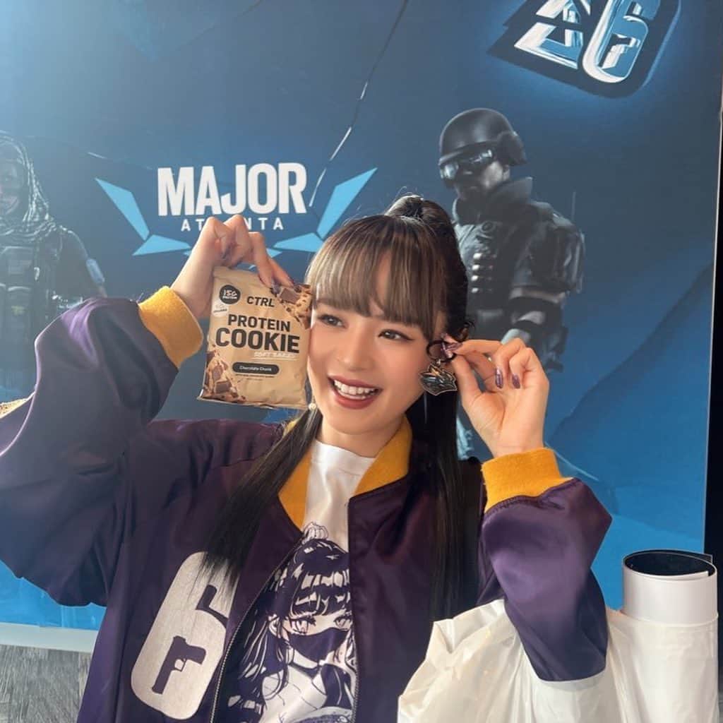 野々宮ミカさんのインスタグラム写真 - (野々宮ミカInstagram)「. アメリカ🇺🇸最終日となりました😭 めちゃくちゃ写真やムービーがいっぱい あってどう載せていこうか迷うくらい❤️笑 毎日更新したかったのですが、すぐバタンキュー してましたwww ちょっとずつ載せていきますね！  まずはオフライン有観客1日目の思い出👀 会場からインタビューだけではなく 配信もさせてもらったよー！！！  本当に現地の皆様が優し過ぎて毎日 感謝感謝感謝🥲 海外選手やキャスターの皆様が日本に来ることが あったら絶対今まで以上におもてなしする！！ 誓いました！！！笑  #blastr6major #r6s #atlanta #gassoutharena #interview #game #esport #出張」11月13日 0時48分 - nonomiyamika