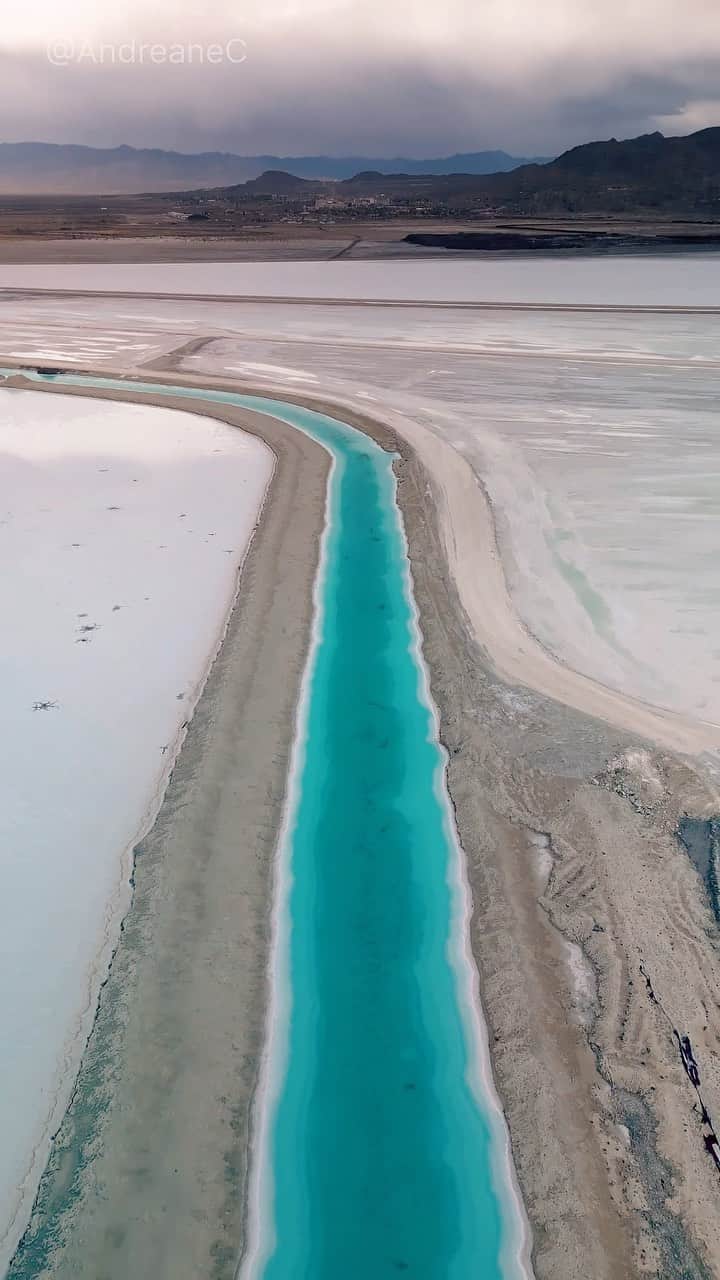 Andreane Chamberlandのインスタグラム：「This man-made canal contains a concentrated brine solution that is not suitable for human consumption. This canal is a part of potash mining, which is present here due to the abundance of salt. The mine produces potash, which is a potassium-containing salt used in fertilizer. Canals transport this concentrated brine solution to evaporation pools. It is strongly advised not to swim in this area.  #potash #utah #utahphotography #utahphotographer #utahunique #utahgram #utahtravels #utahlife」