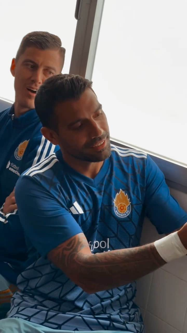 アウグスト・フェルナンデスのインスタグラム：「Volvió @augusto12fernandez , volvió la magia del fútbol y la experiencia✨🧡💙」