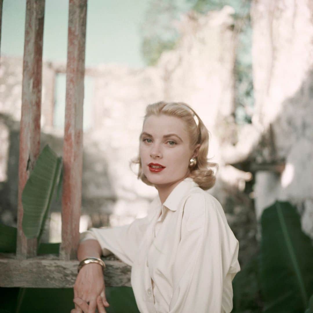 のインスタグラム：「Zu ihrem Geburtstag gedenken wir Stil-Ikone Grace Kelly mit ihren schönsten Looks. Welcher ist Ihr Favorit? 🤍  Credit: Getty Images #gracekelly #fashioninspo #styleicon #stilikone」