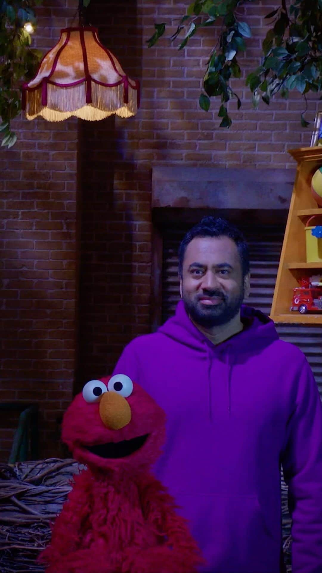 セサミストリートのインスタグラム：「Happy Diwali from @Elmo, @KalPenn, and all your friends on Sesame Street. We hope your day is filled with love and joy. ♥️ #Diwali」