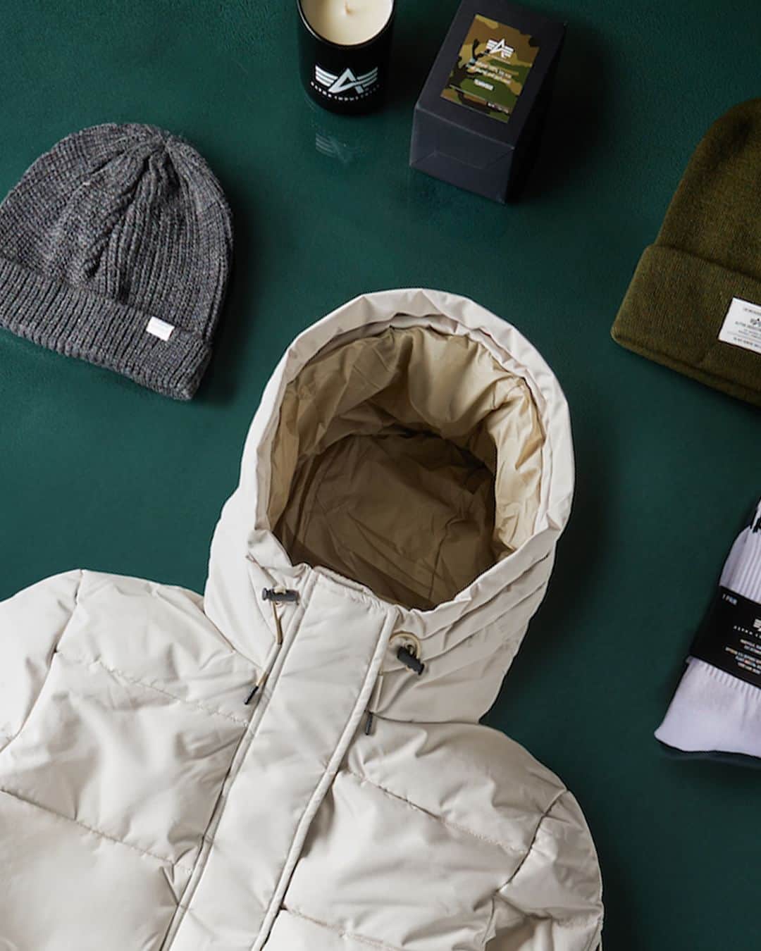 さんのインスタグラム写真 - (Instagram)「The holiday season is here. We've got everything you need for yourself and gifts for your loved ones to stay fashionably warm. Hit the link in bio or head over to 290 Lafayette Street to shop our holiday must-haves.   #alphaindustries #holidaygifts」11月13日 1時00分 - alphaindustries