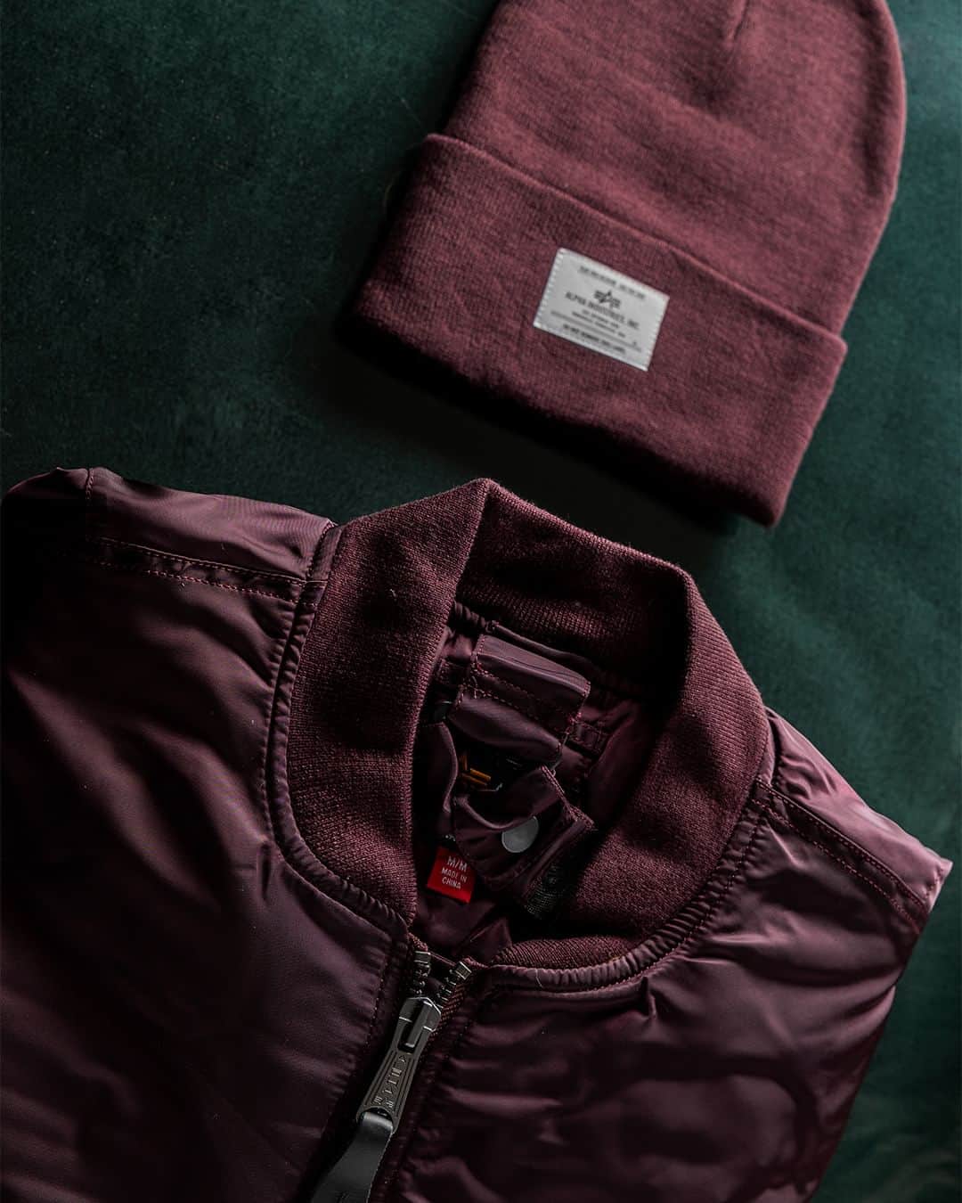 さんのインスタグラム写真 - (Instagram)「The holiday season is here. We've got everything you need for yourself and gifts for your loved ones to stay fashionably warm. Hit the link in bio or head over to 290 Lafayette Street to shop our holiday must-haves.   #alphaindustries #holidaygifts」11月13日 1時00分 - alphaindustries