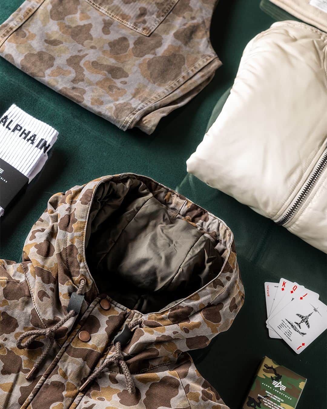 のインスタグラム：「The holiday season is here. We've got everything you need for yourself and gifts for your loved ones to stay fashionably warm. Hit the link in bio or head over to 290 Lafayette Street to shop our holiday must-haves.   #alphaindustries #holidaygifts」