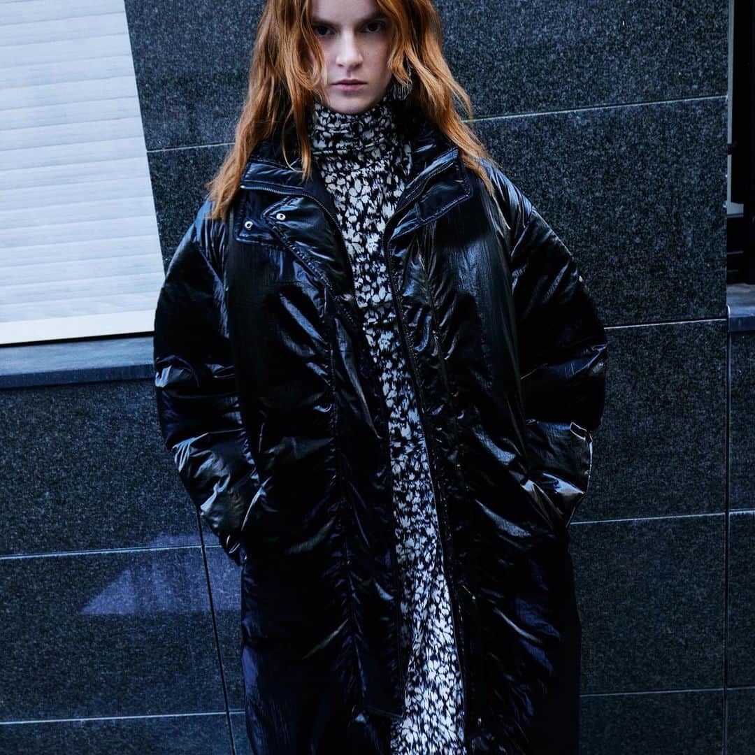 イザベルマランのインスタグラム：「Staying warm. Coats, parkas, down jackets: outerwear pieces from the #MarantEtoileFW23 collection via link in bio.  @pleunkeijsers photographed by @anthonyseklaoui  #IsabelMarant」