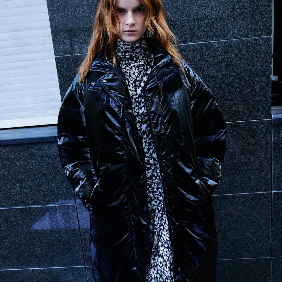 イザベルマランさんのインスタグラム写真 - (イザベルマランInstagram)「Staying warm. Coats, parkas, down jackets: outerwear pieces from the #MarantEtoileFW23 collection via link in bio.  @pleunkeijsers photographed by @anthonyseklaoui  #IsabelMarant」11月13日 1時01分 - isabelmarant