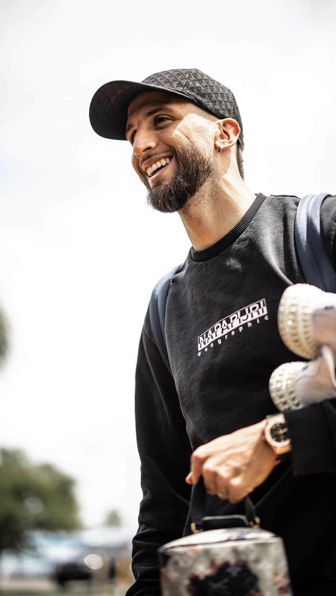 ロドリゴ・ベンタンクールのインスタグラム：「🎩 𝗦𝗢𝗡𝗥𝗜́𝗘 𝗟𝗔 𝗣𝗘𝗟𝗢𝗧𝗔  Rodri Bentancur está de vuelta en la Selección.   #ElEquipoQueNosUne」