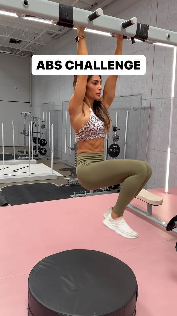 Alexia Clarkのインスタグラム：「If you love hanging ab exercises you’ll love this challenge! If you’re still working on your hanging abs, let me know in the comments if you want a tutorial to help you improve!   CHALLENGE: try to complete all of these with ZERO rest between:  1. 3 reps each side  2. 3 reps each side  3. 2 circles   #fitnesschallenge #abs #core」