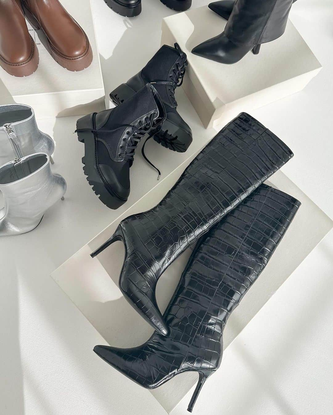 Shopbopのインスタグラム：「WINTER REBOOT: All-weather soles, knee-high knockouts, megawatt metallics... @blacksuedestudio's latest pairs are shoe-ins for your new-season lineup—shop via link in bio 🛍️」