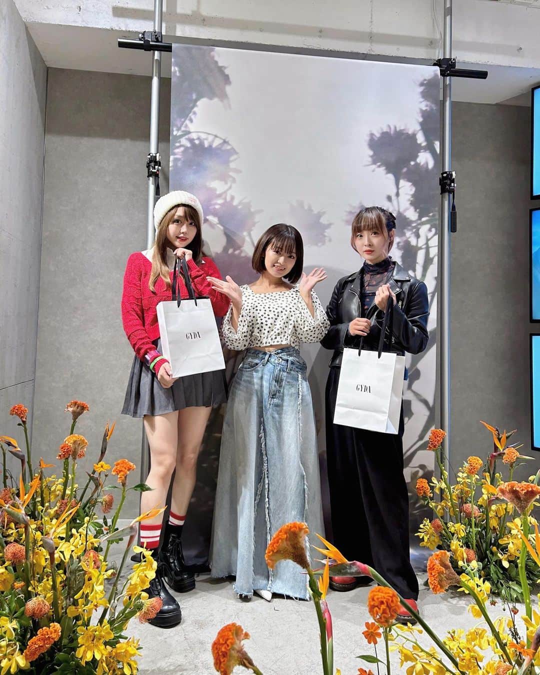 塚本舞のインスタグラム：「@hanaemurasaki さんにお声がけいただき 茉里ちゃんとMARK STYLER 2024 S/S EXHIBITIONに お邪魔しました♥  GYDAさんの素敵なフォトブースで🌼 色々オーダーしたので今から春が楽しみ♡ 英絵さんいつもありがとうございます！  最後のお写真は、チヒロさんに撮ってもらいました🍛🤍」