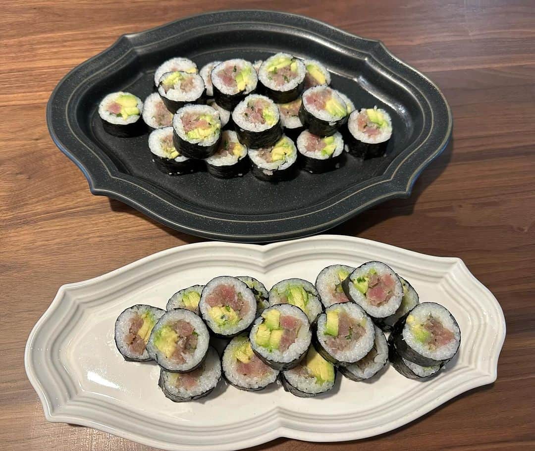 パク・ウネのインスタグラム：「참치를 싸게 팔길래 덥썩 사서 아보카도랑 돌돌 말음 ㅎㅎ」