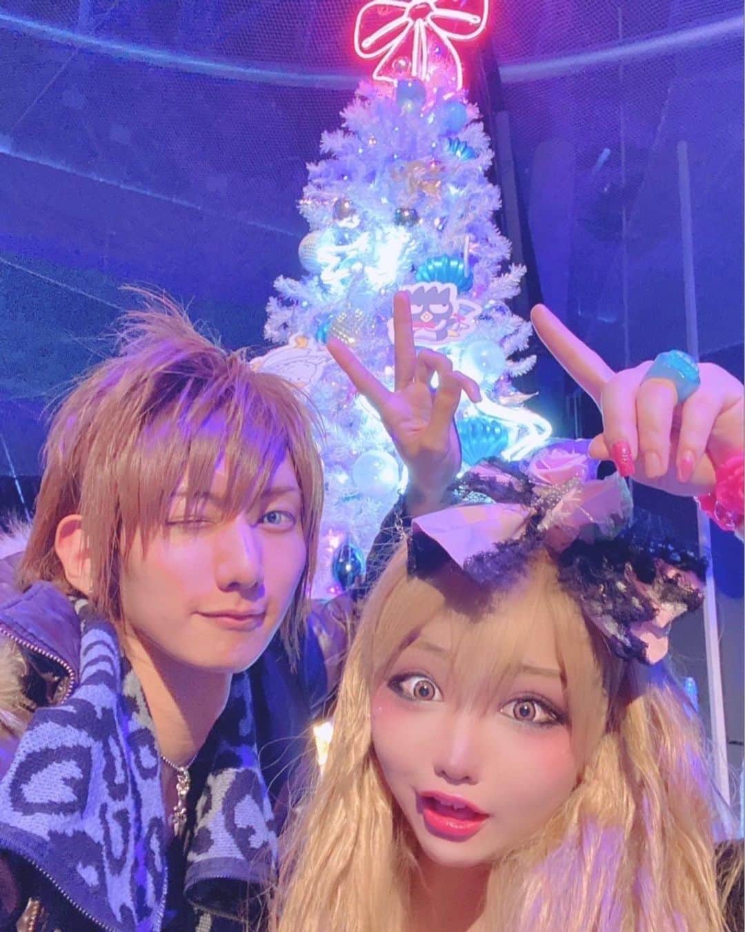 のインスタグラム：「ウチらもクリスマスツリーに負けないくらい髪盛りたいﾃﾞｽ🎄  #ギャル男 #gyaruo」