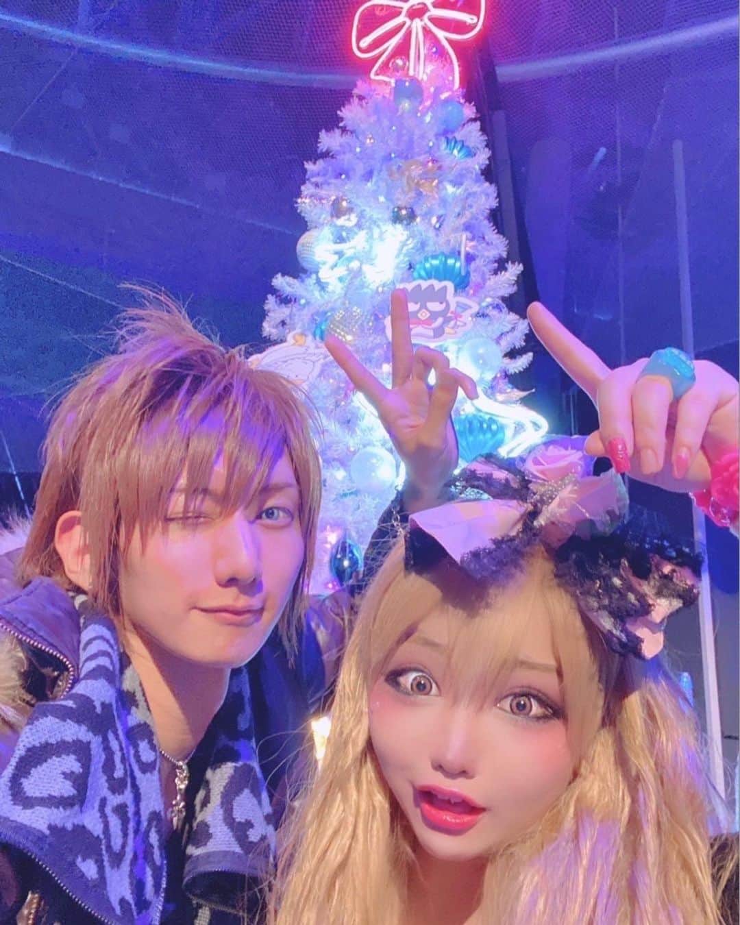 江崎びす子のインスタグラム：「ウチらもクリスマスツリーに負けないくらい髪盛りたいﾃﾞｽ🎄  #ギャル男 #gyaruo」