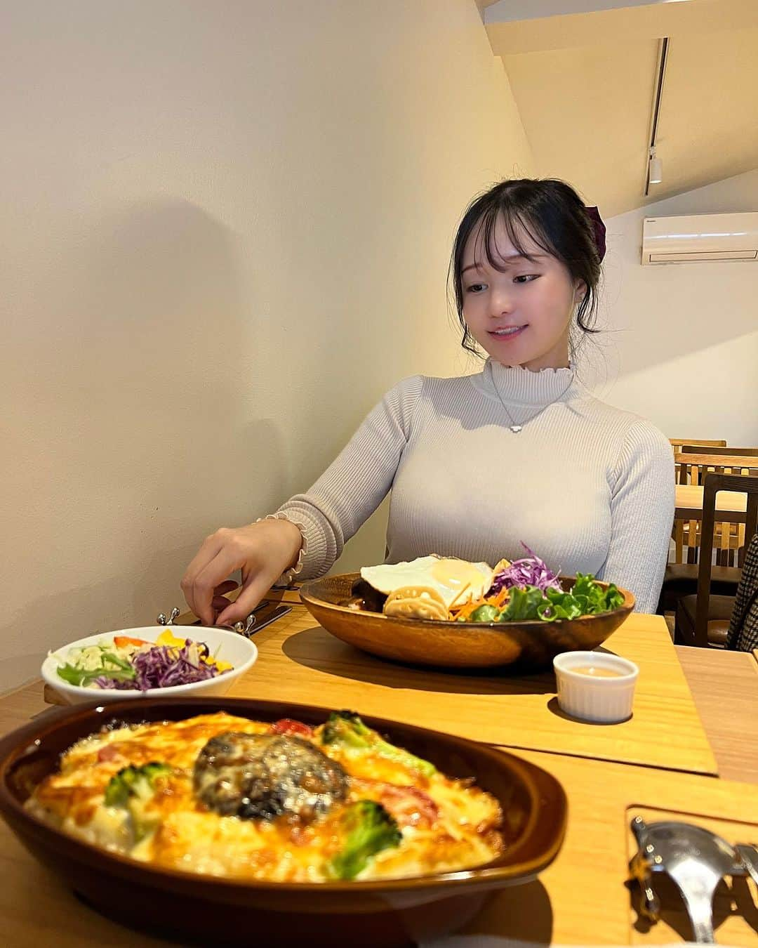 茜さやさんのインスタグラム写真 - (茜さやInstagram)「京都で見つけた美味しいハンバーグ屋さん🍽✨ 路地裏を抜けた先にある隠れ家みたいなお店💕  たまたま入ったけどとっても美味しかった〜！ リーズナブルだしまたいきたいっ！☺️  #京都　#京都観光 #京都グルメ #京都カフェ #京都ランチ　#ハンバーグ　#ハンバーグランチ #papas #kyoto #kyotojapan #kyototravel」11月13日 1時15分 - saya.akane