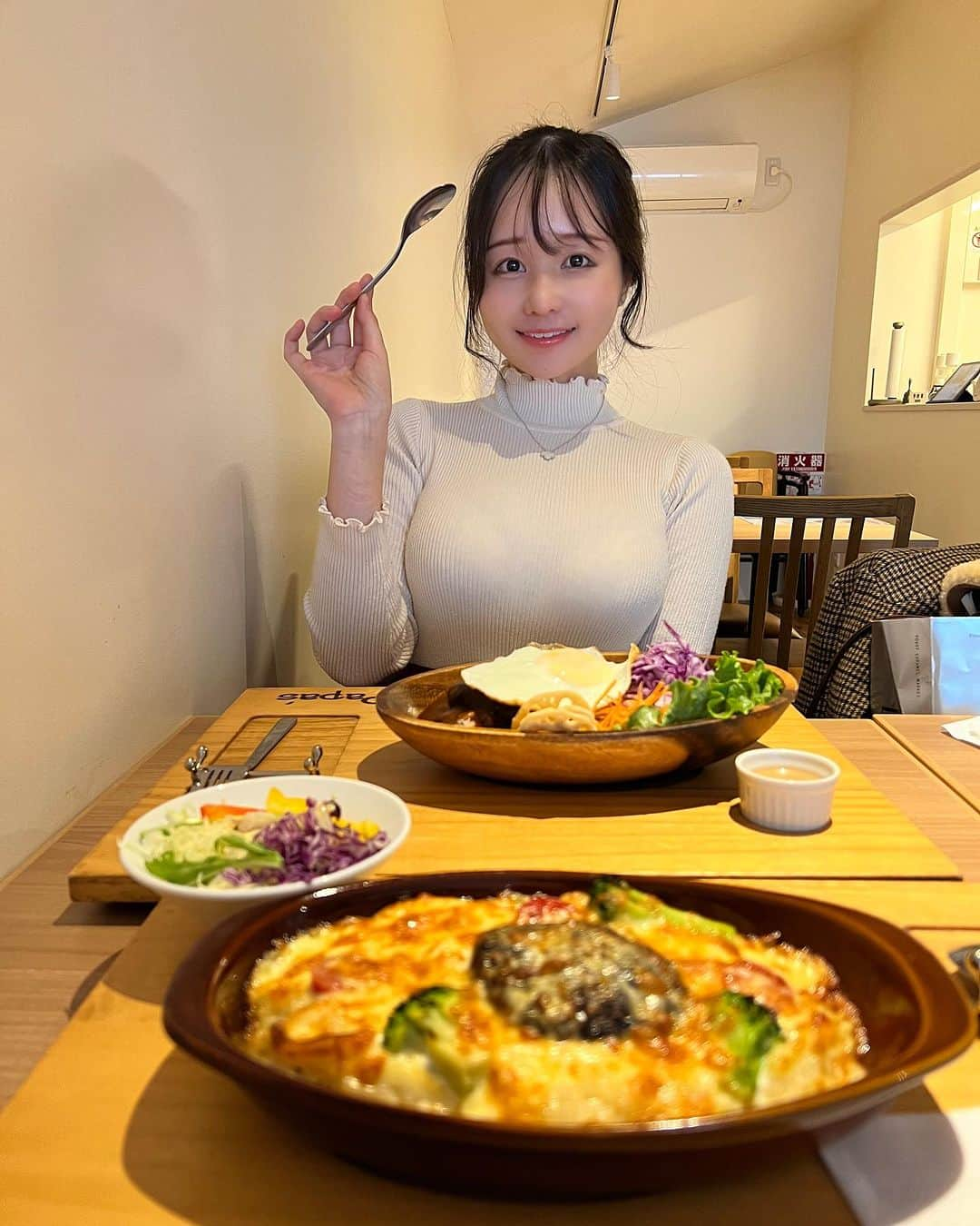 茜さやのインスタグラム：「京都で見つけた美味しいハンバーグ屋さん🍽✨ 路地裏を抜けた先にある隠れ家みたいなお店💕  たまたま入ったけどとっても美味しかった〜！ リーズナブルだしまたいきたいっ！☺️  #京都　#京都観光 #京都グルメ #京都カフェ #京都ランチ　#ハンバーグ　#ハンバーグランチ #papas #kyoto #kyotojapan #kyototravel」