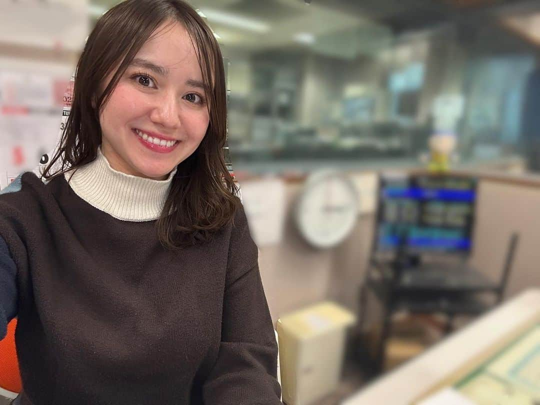 スミス春子さんのインスタグラム写真 - (スミス春子Instagram)「.  ラジオをお聴きいただきありがとうございました〜！  今週の#テンカラ のテーマは 大人なロック AORナンバーをお送りしました！ たくさんのメッセージありがとうございました💌  大好きな #テイラースウィフト がフィーチャリングした曲も流せたことが本当に嬉しい…🥹🥹  リスナーさんからも好評でした🩷  来週は 子供への歌、子供に関する歌をお届け！！🎧 メッセージやXへの投稿お待ちしております🙇🏻‍♀️  そして、昨日は水戸市で #清水エスパルス 対  #水戸ホーリーホック の試合がありましたね！！⚽️✨  私は静岡出身なので、水戸に到着したら 水戸駅がオレンジ色で溢れていてとっても嬉しくなりました🧡  選手の皆さんも、サポーターの皆さんもお疲れ様でした！！  #ラジオ #ラジオパーソナリティ  #swiftie  #taylorswift  #luckyfm茨城放送  #フリーアナウンサー #アナウンサー」11月13日 1時15分 - harukosmith