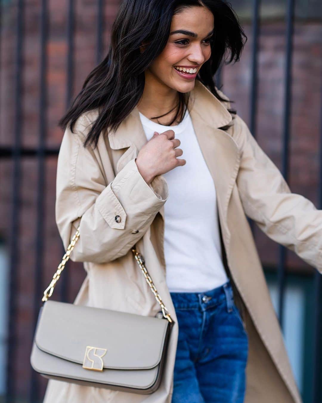 ケイト・スペードのインスタグラム：「Dakota bag on one arm, golden doodle on the other. Perfect Sunday vibes from @rachelzegler. #katespadeny」