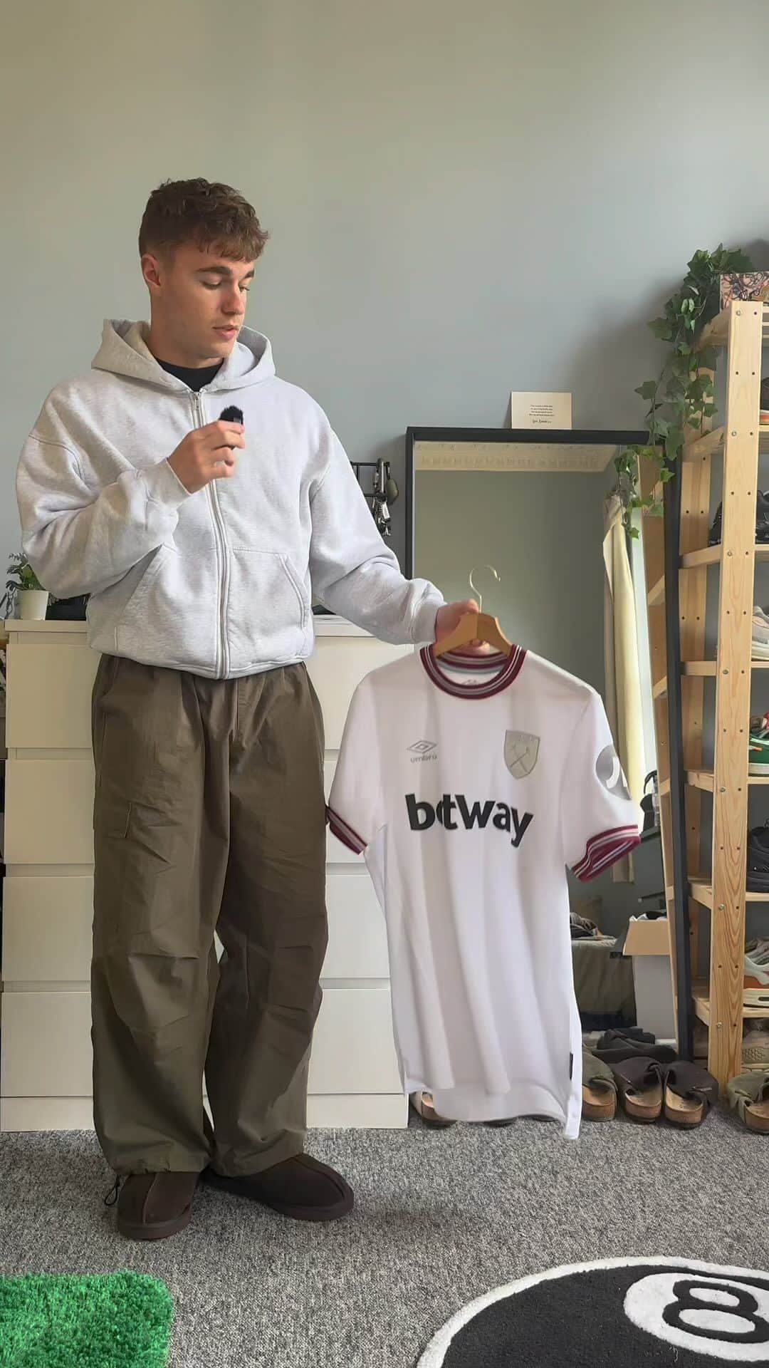 UMBROのインスタグラム：「Show us how you style your Umbro Jersey! Upload a photo or video to Instagram/Tiktok with the hashtag #styleitout and tag @umbro. The top 3 outfits will win a selection of Umbro jerseys 💕」