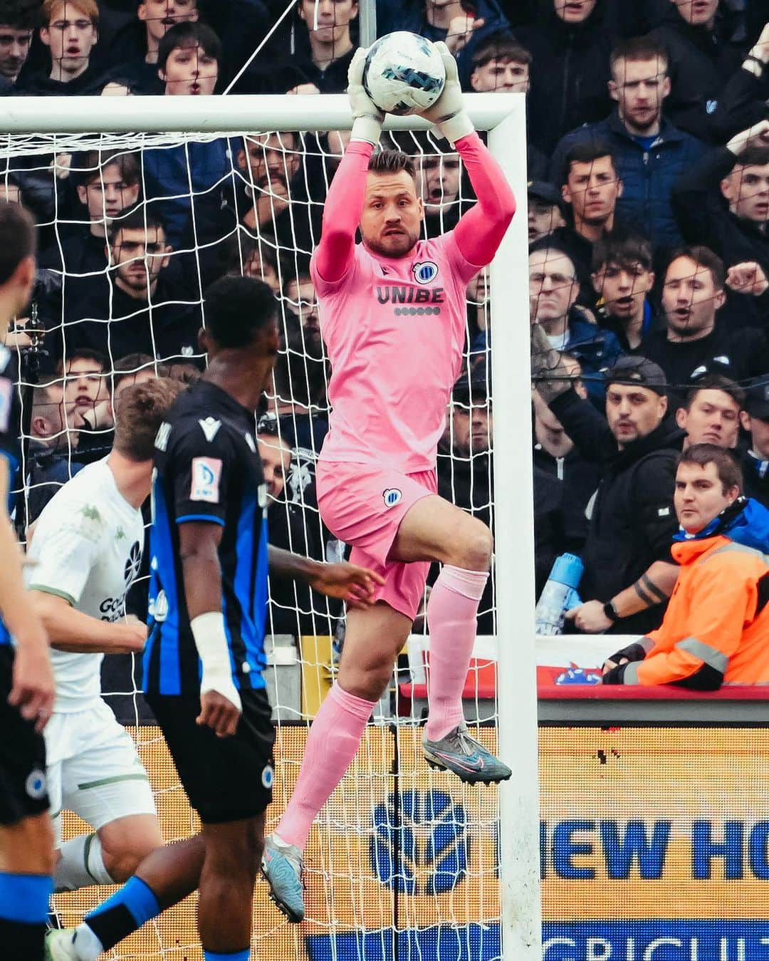 シモン・ミニョレさんのインスタグラム写真 - (シモン・ミニョレInstagram)「No victory but a positive feeling after today’s game. We showed the right mentality.🔵⚫ #BluvnGoan」11月13日 1時21分 - 22mignolet22