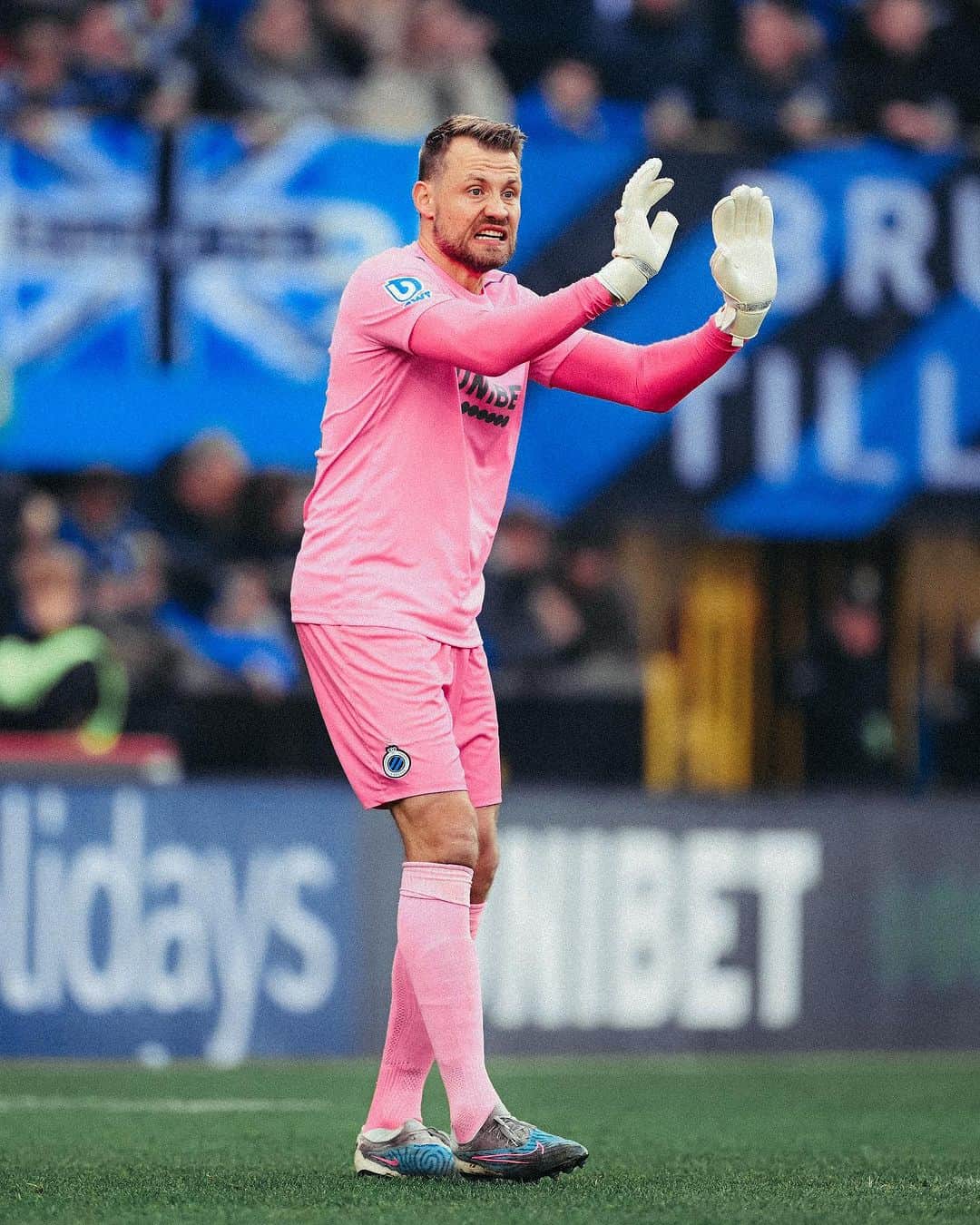 シモン・ミニョレさんのインスタグラム写真 - (シモン・ミニョレInstagram)「No victory but a positive feeling after today’s game. We showed the right mentality.🔵⚫ #BluvnGoan」11月13日 1時21分 - 22mignolet22