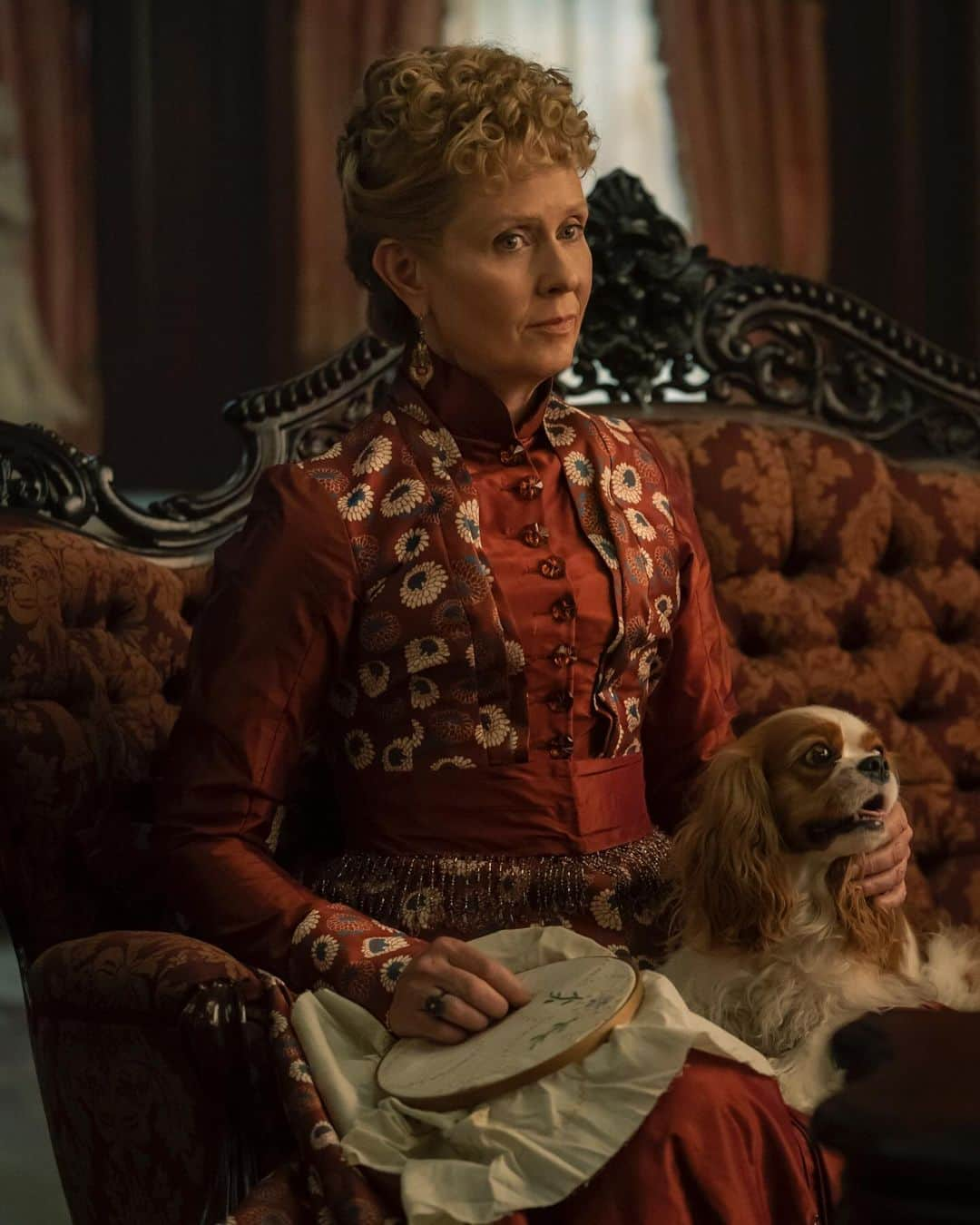 シンシア・ニクソンさんのインスタグラム写真 - (シンシア・ニクソンInstagram)「Sundays according to Miss Ada Brook, Pumpkin 🐶 and my cat Aurora 😻 ICYMI, @GildedAgeHBO is back to grace your Sunday evenings!! Episode 3 of S2 premieres tonight and I think you will *love* to see what Ada is up to… 💘👀  📺 9 PM on @HBO and @StreamOnMax」11月13日 1時22分 - cynthiaenixon