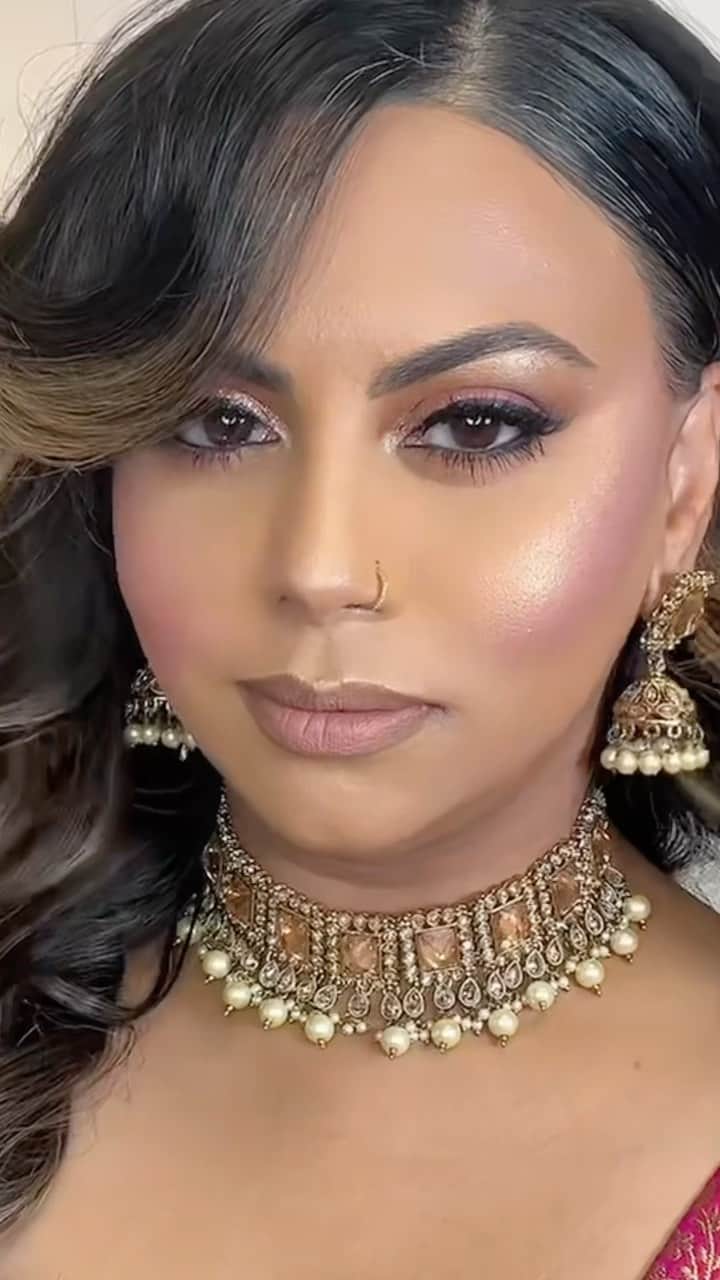M·A·C Cosmetics Canadaのインスタグラム：「#MACArtist @jabeen_dharamsi creates a radiant soft glam #MACDiwali look featuring must-haves like:  ✨ Hyper Real Serumizer ✨ Connect In Colour Eye Shadow Palette in Future Flame ✨ Dazzleshadow Extreme in Celebutante ✨ Dazzleshadow in Beam Time ✨ Mineralize Blush in Petal Power ✨ Extra Dimension Skinfinish Wisper Of Gilt ✨ Lip Pencil in Cork ✨ Locked Kiss 24HR Lipstick in Mischief」