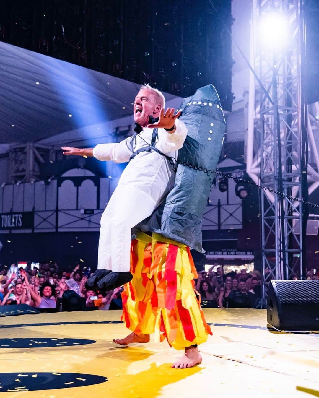 FatboySlimのインスタグラム：「Just the best night of the year, Saturday at @allbacktominehead!   Special mention to all the amazing fancy dressers, the Guinness World Record crew and all our amazing guest DJs…  Sunday is in full flow already…let the raving commence!  📷 @danreidphoto & @ashyoud」