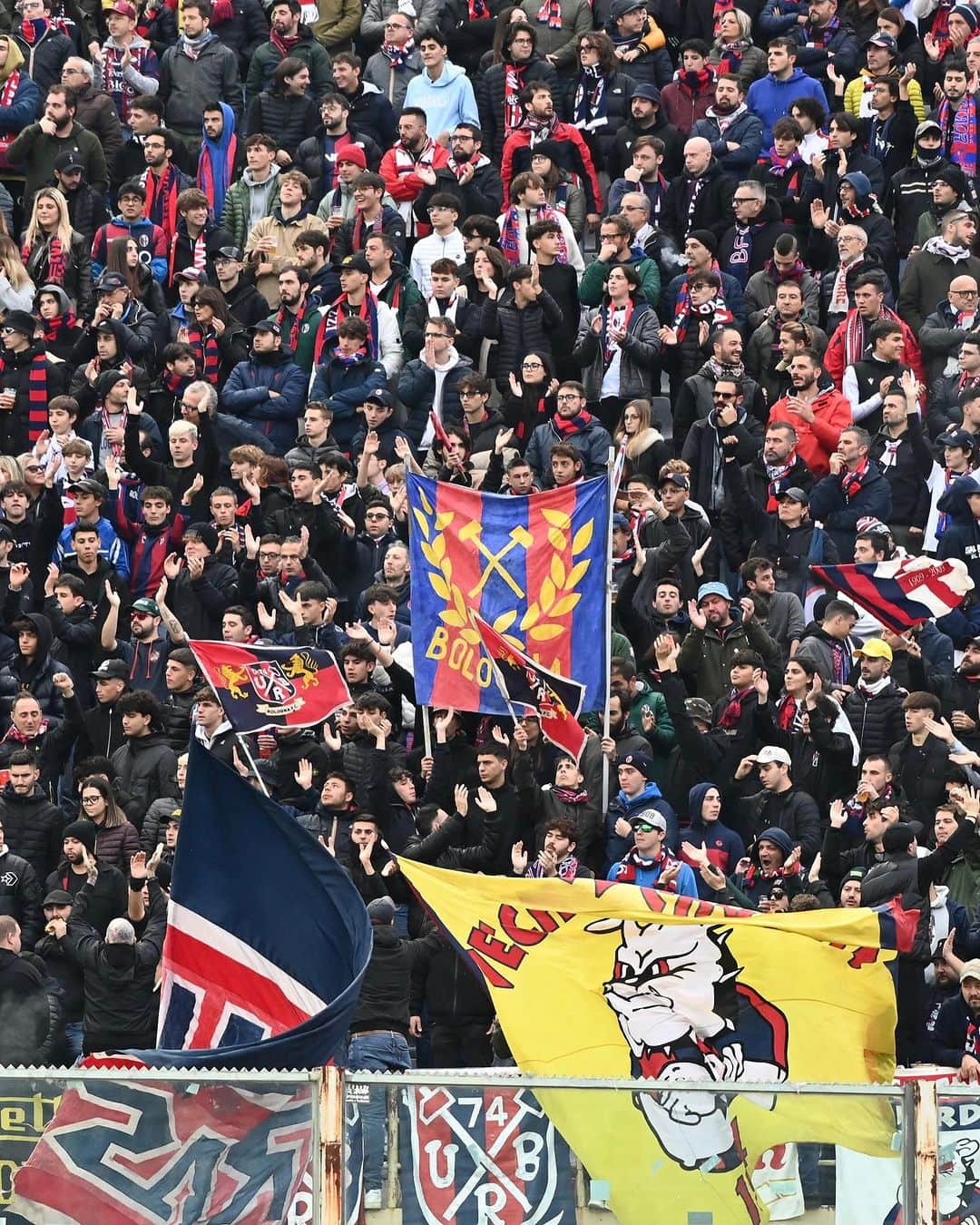 ボローニャFCのインスタグラム：「Grazie come sempre rossoblù ❤️💙 🫂  #ForzaBFC #WeAreOne」