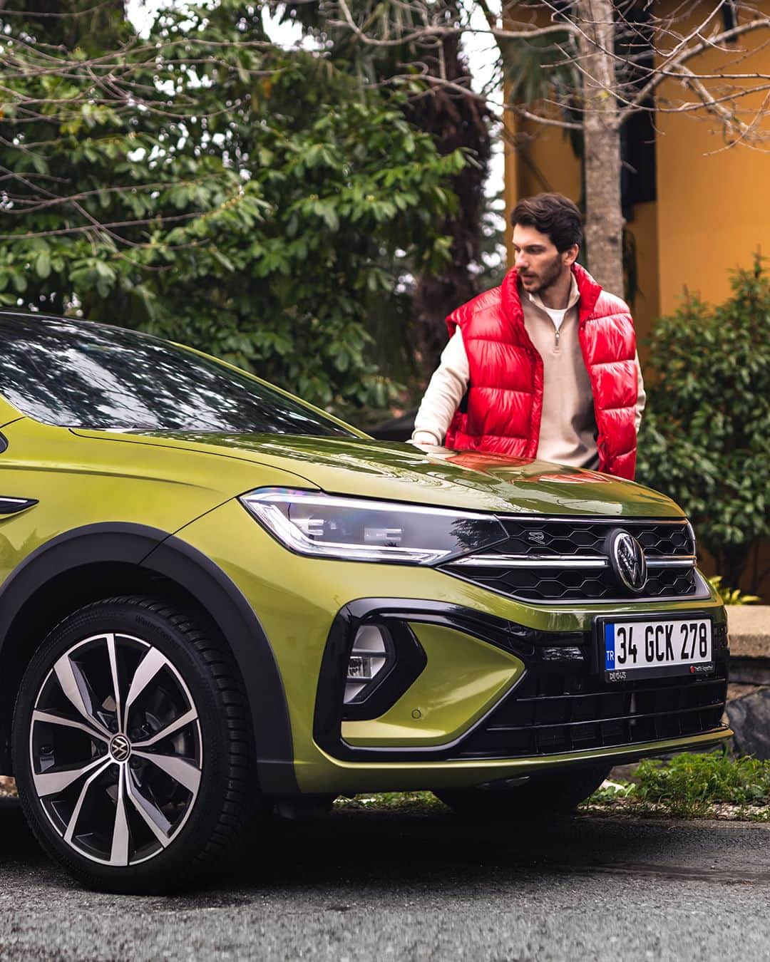 フォルクスワーゲンのインスタグラム：「Never going out of style. 💚 #style #elegance #vwtaigo #volkswagen #vw  The vehicle displayed shows optional equipment.」