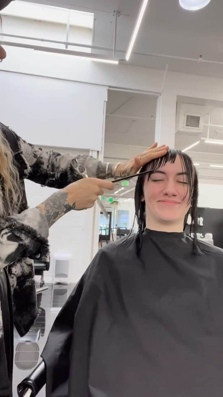 Sam Villaのインスタグラム：「⁠Watch this cut come to life! ✂️⁠ ⁠ “used my @samvillahair blow dryer, paddle brush, and thermal round brush for about 3 minutes, but the rest is done with our best tools..... OUR HANDS! & my favorite products.” - @mandaziegelman⁠, Sam Villa Ambassador⁠ ⁠ About the Sam Villa Signature Series Razor Trio: ⁠ From blending to texturizing to point cutting, the Signature Series Razor creates clean lines and exquisite detail. Experience unparalleled precision control with the balanced metal handle, swiveling finger hole and ultra-sharp blades. With three ergonomic handles, you’ll be prepared for every guest and every technique. Take hair design to new levels with our Signature Series Razor.⁠ ⁠ #SamVilla⁠ #SamVillaCommunity⁠ #SVAmbassador⁠ .⁠ .⁠ .⁠ .⁠ .⁠ .⁠ #haircutting #samvilla #hairtutorial #hairvideo #haircut #hairstylist #behindthechair #modernsalon #americansalon #mullet #mullethaircut ⁠」