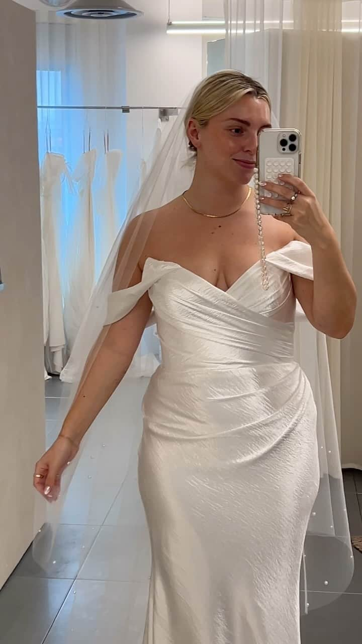 Estée Lalondeのインスタグラム：「Might postpone my wedding just so I can try on my dresses.  @thefallbride 👰🏼‍♀️ 💍」