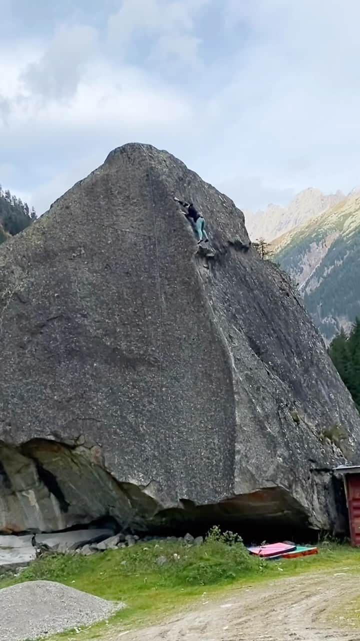 カロリーネ・ジンフーバーのインスタグラム：「📽️ BLACK BEAT 💎 I had to cut out my beta-mistakes and shaking positions due to time issues ⏳ #ENJOY   @scarpa_at @belmez.attitude @frictionlabs @organicclimbing @natureclimbing   #freesolo #highball #klettern #bouldern #climbing #iloooveit #climbing_pictures_of_instagram #climbing_is_my_passion」