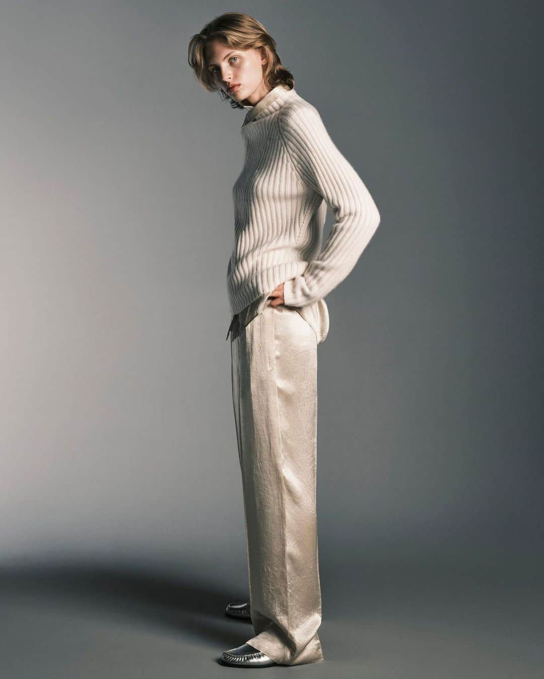 コスのインスタグラム：「Ribbed cashmere, crinkled satin  #COSWinter2023」