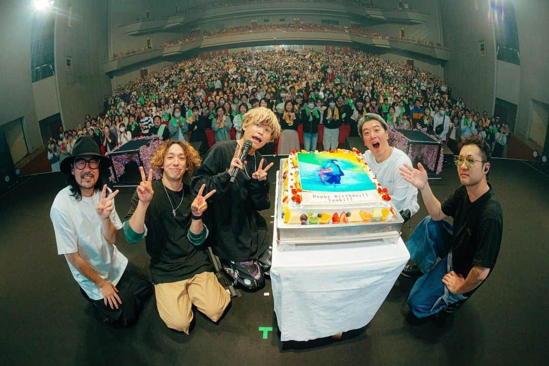 Tani Yuukiのインスタグラム：「Tani Yuuki Hall Tour "kotodama" 2日目福岡サンパレス ありがとうございました！ ラジオの公開収録来てくれた人もありがとう！  盛り上がりも内側が燃えてる感じも最高だった！ ライブ中にケーキが出てきたのは初だな〜 みんなにお祝いしてもらって嬉しかった！ 息があいすぎて練習したのかと思ったら ぶっつけ本番だったんだね すごすぎっ！  また必ず帰ってくるばい 待っとってな  Photo by @__tpwbo   #TaniYuuki_kotodama」
