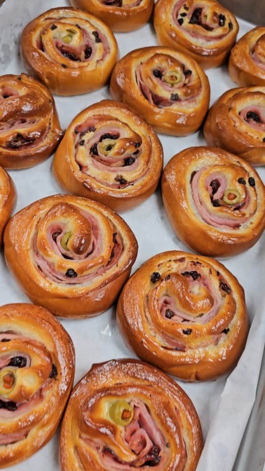 Cesar Gonzalez Cocineroのインスタグラム：「Toda la info de Los Panes de Jamón aquí 👇 Panes recién horneados así como los Roll de Pan de Jamón los tenemos listos desde hoy para todos ustedes, pueden hacer sus pedidos a través del WhatsApp 786.257.8015, además tenemos Las Mejores Hallacas de Miami, el Pernil está Increíble, la Picaña ahumada del otro mundo y una Costilla de Res que se deshace en la boca y por supuesto no pueden olvidar la ensalada de Gallina, de verdad que este año la comida está mejor que nunca.  Y si desean venir a disfrutar del Plato Navideño, ya en @chabellamiami lo puede hacer, desde $26.  Para pedidos: 786.257.8015  Para reservas de grupos para almuerzos o cenas corporativas: 786.631.4979」