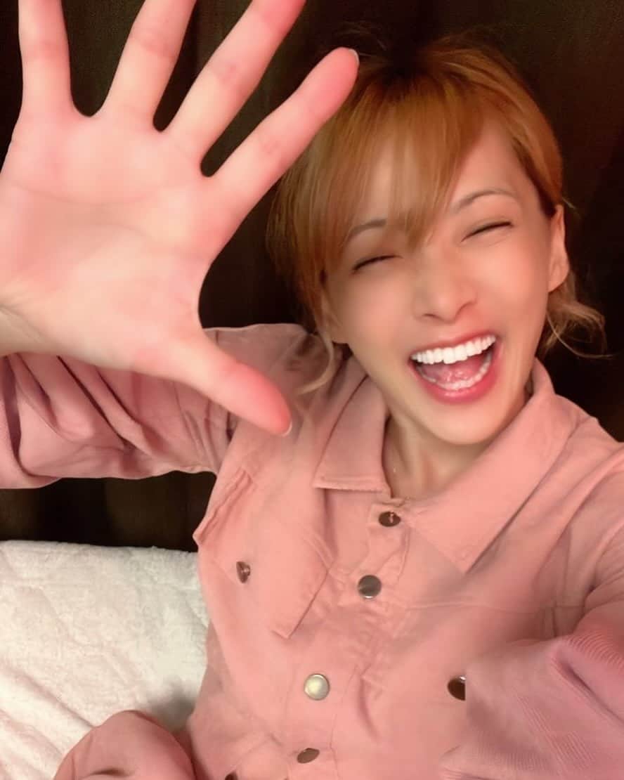 庄毛安那のインスタグラム：「イベントでて良かった！ 最高すぎ😭ありがとう😭  みんな応援のお陰でTikTok ALL STARSへの切符を手にしました！ 何より過程が良すぎてファンがめちゃ増えました😭感動しました😭 応援して下さった全ての人に感謝したいです🌹  1日目、2日目は5時間配信 最終日は約13時間配信しました。　  私の配信はロング配信に向いてなくて調整はしたけどやっぱり最後は喉カラカラやった😭ごめんねぇ🙏  こんな長い配信に、付き合ってくれて本当にありがとう。  次は12/13 TikTok ALL STARSへの投票🌟 今年最後の目標はTikTok AWARD受賞 是非この日の夕方は圧ねぇに時間を下さい🙏  明日も笑っていこう！💗 大切なのは日々❣️ みんな明日も楽しもう❣️ 本当に圧ねぇを好きになってくれてありがとう❣️」