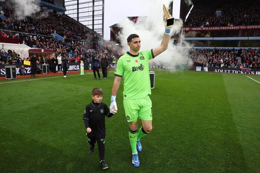 ダミアン・マルティネスのインスタグラム：「My club ❤️🧤 @avfcofficial」