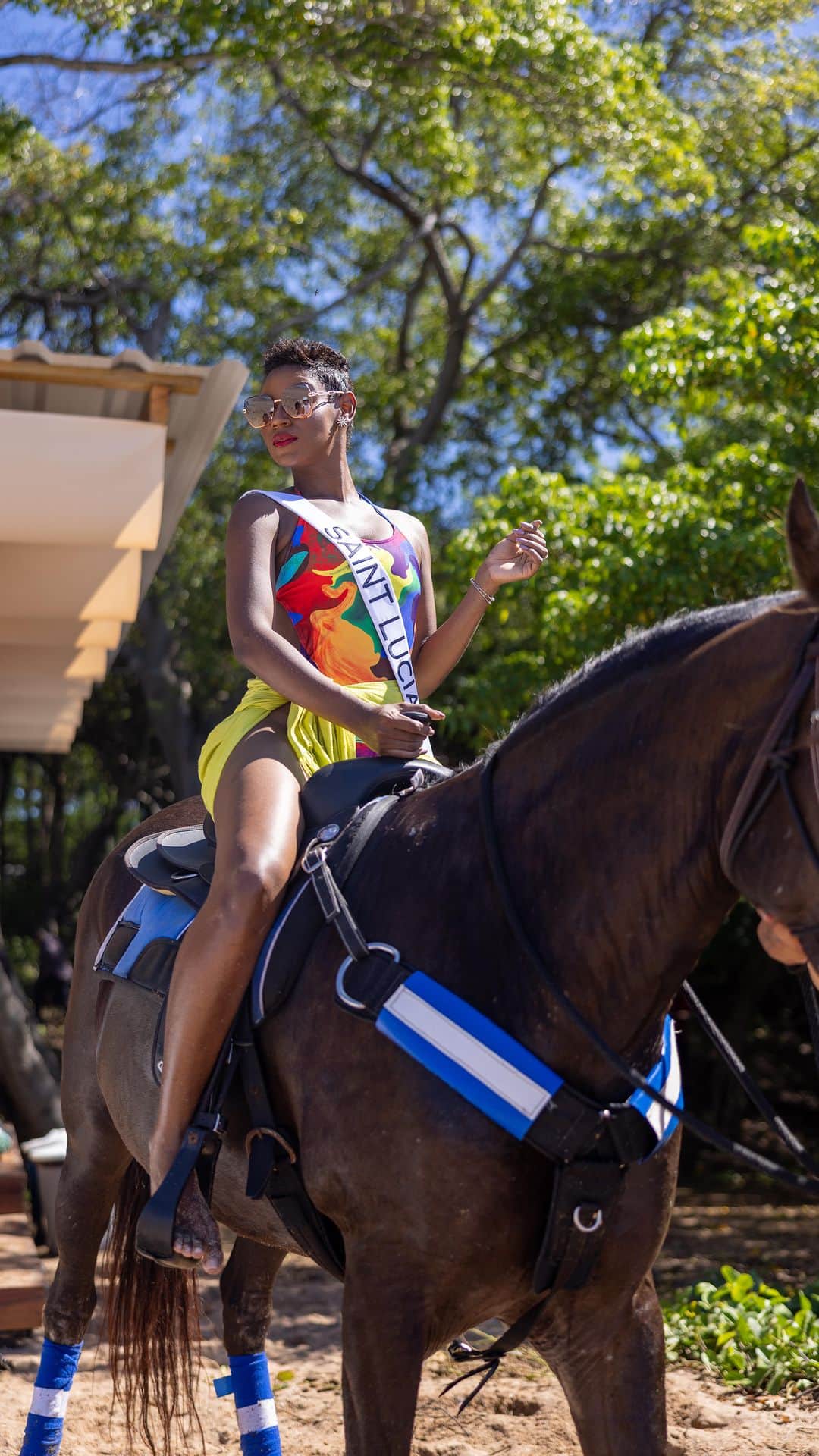 イリス・ミトゥネールのインスタグラム：「Sun, sea and sandles at Reserva Los Almendros. 🏖️🐎🌊🍹  #72ndmissuniverse #missuniverse #horseriding #equestrianlife」