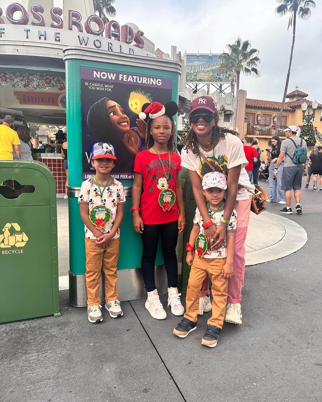 エヴァ・マルセルのインスタグラム：「Disney World look👀 out, we’re here!!! We are kicking off our Very Merry Holidays #wdwholidays」