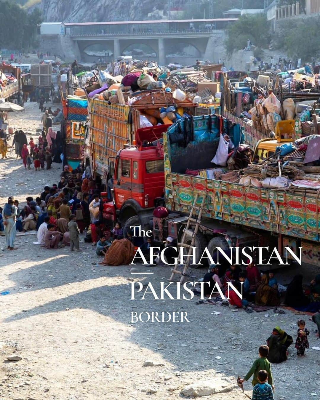 アンジェリーナ・ジョリーのインスタグラム：「Pakistan has been a supporter for many Afghan refugee families for decades. I am saddened they would so abruptly push back refugees who face the impossible realities of trying to survive in today’s Afghanistan, where women have again been deprived of all rights and the possibility of education, many are being imprisoned, and there is a deep humanitarian crisis.   It is yet another example of the backsliding in human rights globally, and is a new tragedy in the long history of the suffering of Afghan people - who have experienced nothing but war and conflict and displacement for over forty years, and are being abandoned by the world after all the promises that were made of a better future for the Afghan people.   Please, if you can, try to stay aware and informed. See link in my bio for Afghan reporting.  #Afghanistan #Pakistan」