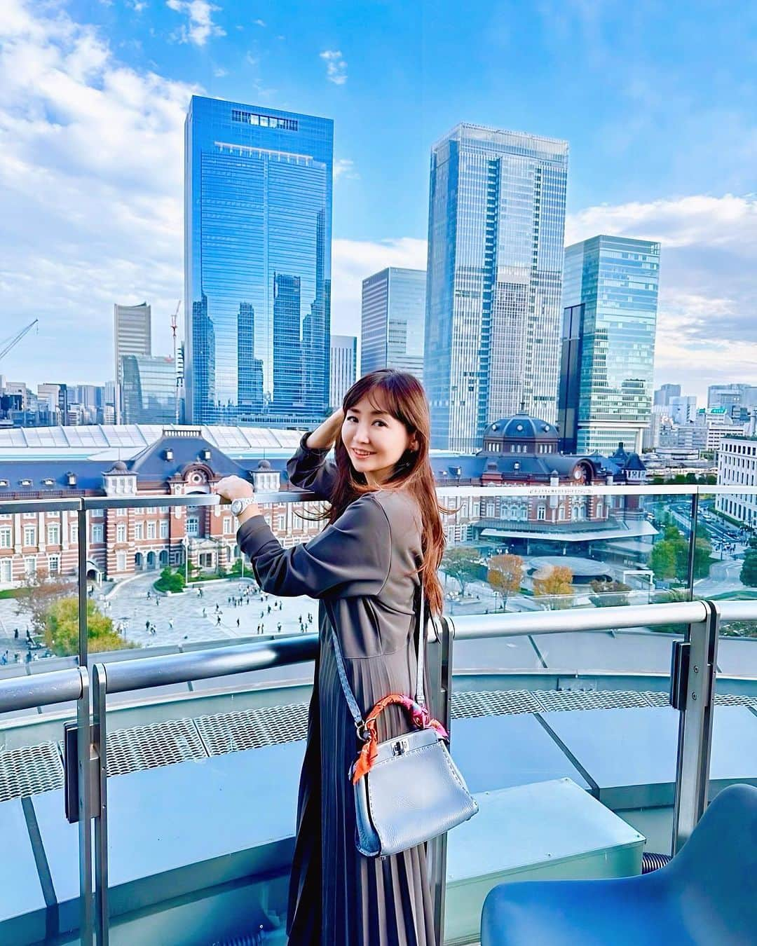 長谷川夕希子さんのインスタグラム写真 - (長谷川夕希子Instagram)「秋晴れ最高☀️🏙️😊 いつも同じ眺めなんだけど、 やっぱり東京駅駅舎の眺めは来るたび 撮影しちゃうあるある🤳  この日は、Rigolettoランチ🍽️  牡蠣のパスタ🦪だったよー🍝  映えスポット、ファッション🕶️、美容情報、グルメ、旅など投稿しています→ @yukikogabby   いつもいいね👍&フォローありがとうございます🥹💞 #threads もよろしくお願いします❣️  #STORYNINE  #ストーリーナイン #アラフォーコーデ  #アラフォーファッション  #大人女子コーデ  #大人女子ファッション  #美魔女 #アラフィフコーデ  #アラフィフファッション  #新丸ビル  #女子会コーデ  #秋冬ファッション #丸の内  #東京駅舎  #映えスポット  #映え  #秋晴れの青空」11月13日 7時11分 - yukikogabby