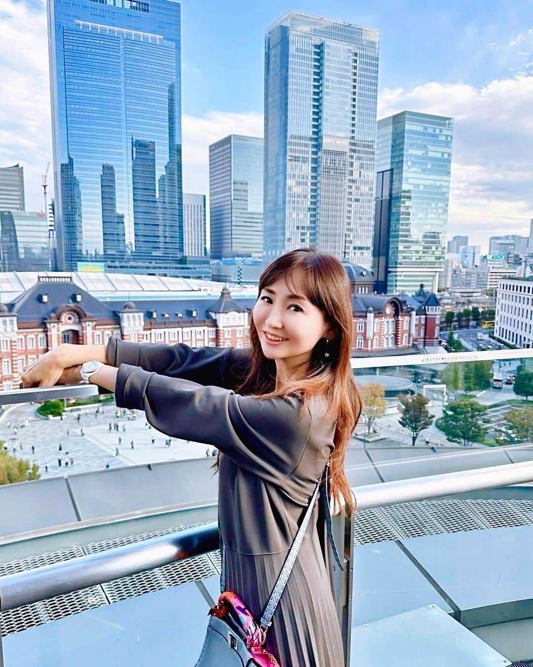 長谷川夕希子さんのインスタグラム写真 - (長谷川夕希子Instagram)「秋晴れ最高☀️🏙️😊 いつも同じ眺めなんだけど、 やっぱり東京駅駅舎の眺めは来るたび 撮影しちゃうあるある🤳  この日は、Rigolettoランチ🍽️  牡蠣のパスタ🦪だったよー🍝  映えスポット、ファッション🕶️、美容情報、グルメ、旅など投稿しています→ @yukikogabby   いつもいいね👍&フォローありがとうございます🥹💞 #threads もよろしくお願いします❣️  #STORYNINE  #ストーリーナイン #アラフォーコーデ  #アラフォーファッション  #大人女子コーデ  #大人女子ファッション  #美魔女 #アラフィフコーデ  #アラフィフファッション  #新丸ビル  #女子会コーデ  #秋冬ファッション #丸の内  #東京駅舎  #映えスポット  #映え  #秋晴れの青空」11月13日 7時11分 - yukikogabby