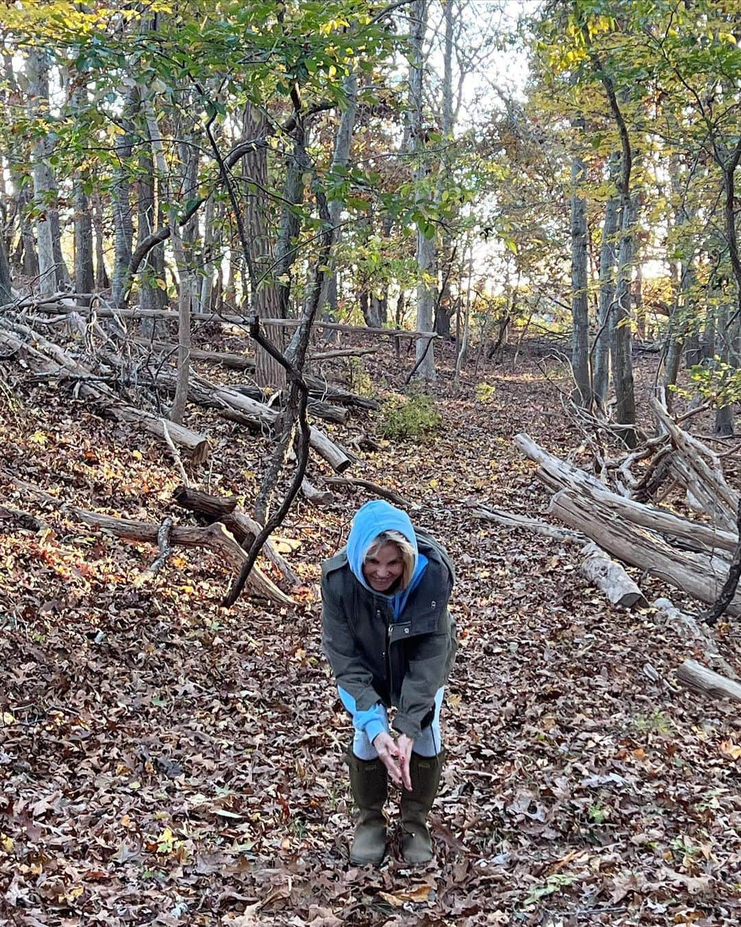 クリスティ・ブリンクリーさんのインスタグラム写真 - (クリスティ・ブリンクリーInstagram)「The Spectacular crunch and color of a Fall walk in the Woods with  @alexarayjoel @ryanjgleason and #chesterbrinkley #towerhillli #hike #exercise #moveitorrust」11月13日 7時14分 - christiebrinkley