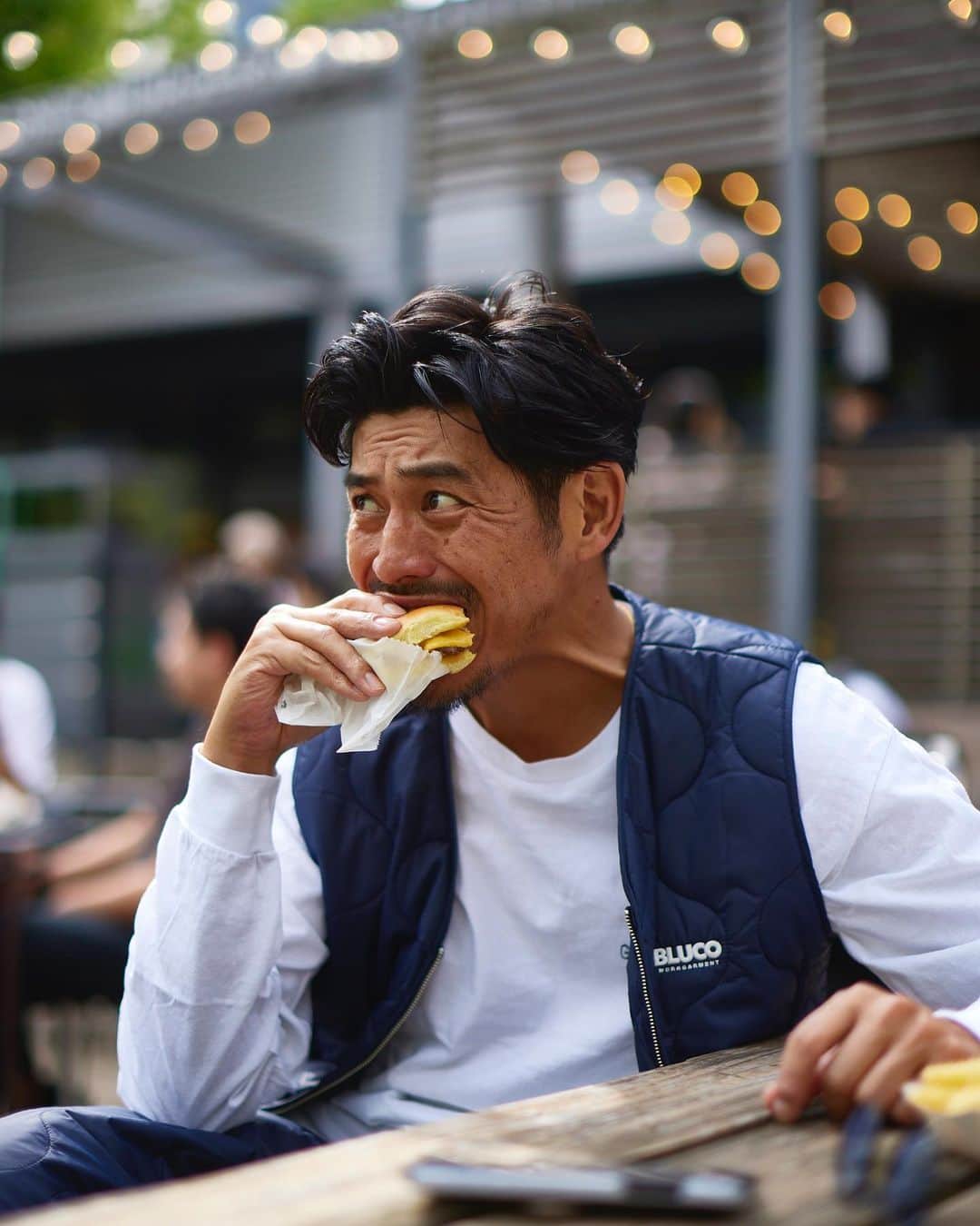 坂口憲二（THE RISING SUN COFFEE）さんのインスタグラム写真 - (坂口憲二（THE RISING SUN COFFEE）Instagram)「◆GOOD MORNING COFFEE‼︎◆  【COMING SOON】  "TRSC×BLUCO 2023 WINTER"  リアルワークウェアブランド"BLUCO" @bluco.inc_official とのコラボ企画。  毎年、即完間違いなしのオリジナルコーチジャケット。今年はTRSC限定カラーのネイビーにアップグレードして細部までこだわりました。  更にベストとパンツもキルティング仕様で作り、セットアップとしても楽しめる組み合わせに。販売は今月中頃〜後半の予定になるので気になる方はSNSをチェックして下さい！  【WE ARE OPEN】  ホットコーヒーの時期になりました。 今週も皆さまのご来店をお待ちしてます！  都内店舗 10:00〜17:00(無休)  大網店舗 11:00〜18:00(月火水木金) 　　　　10:00〜18:00(土日祝)  鶴見店舗 10:00〜18:00(無休)  therisingsuncoffee.com  #coffee #coffeebeans  #coffeeroaster  #coffeelab  #coffeeandsurfing  #coffeetime  #coffeelover  #coffeebreak  #coffeeshop  #coffeestand  #coffeeholic  #coffeehouse  #coffee_inst  #coffeemaker  #coffeeshops  #coffeecoffeecoffee  #coffeenclothes  #coffeeaddict  #coffeeculture  #coffeemorning  #coffeemag #specialitycoffee  #BLUCO #TRSC」11月13日 7時14分 - therisingsuncoffee