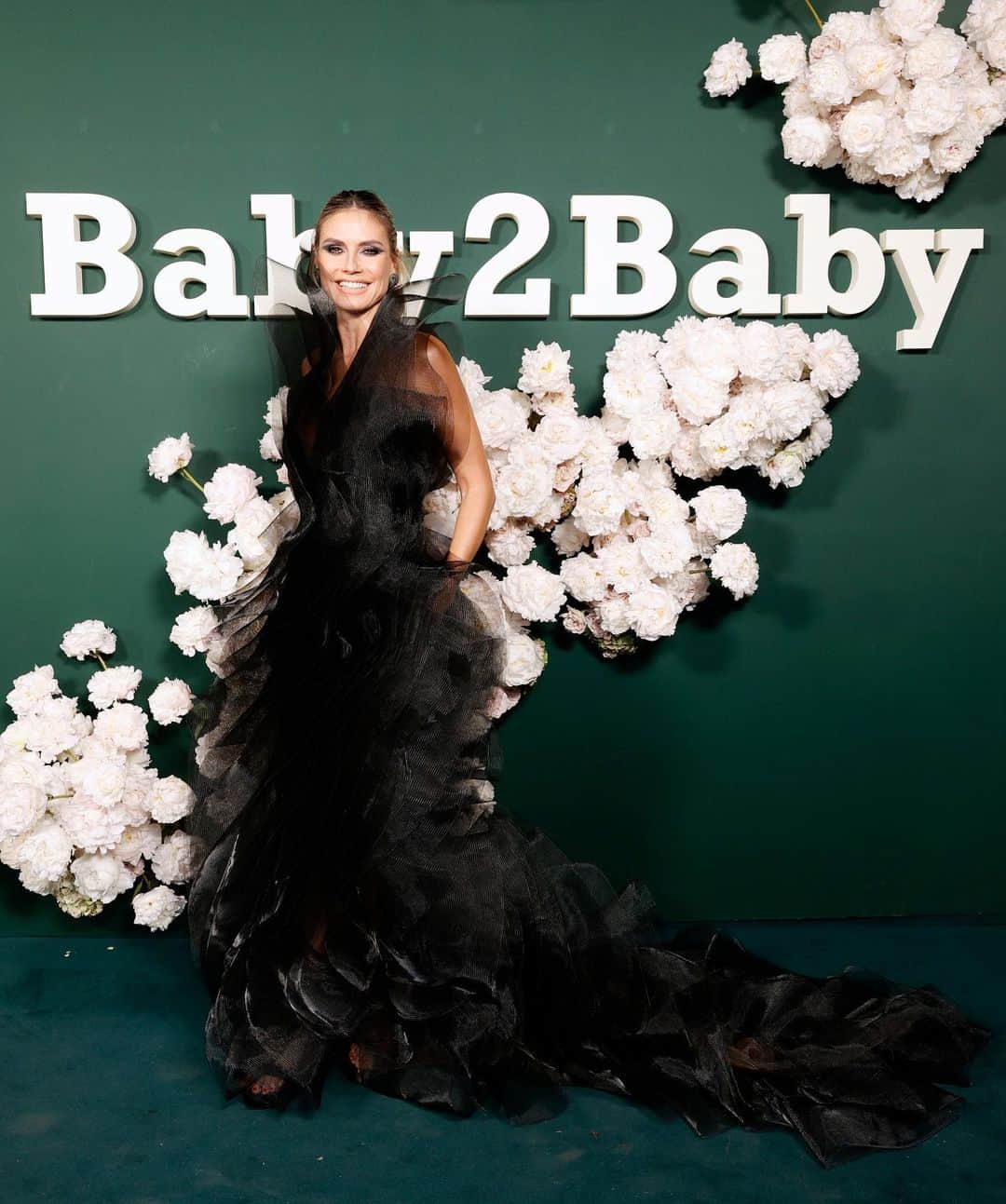 ハイディ・クルムのインスタグラム：「Last night celebrating the amazing work of @baby2baby ❤️ Thank you @norahweinstein @kellysawyer for having me and for all you do. Over 11 million raised for children in need … incredible 🙏」